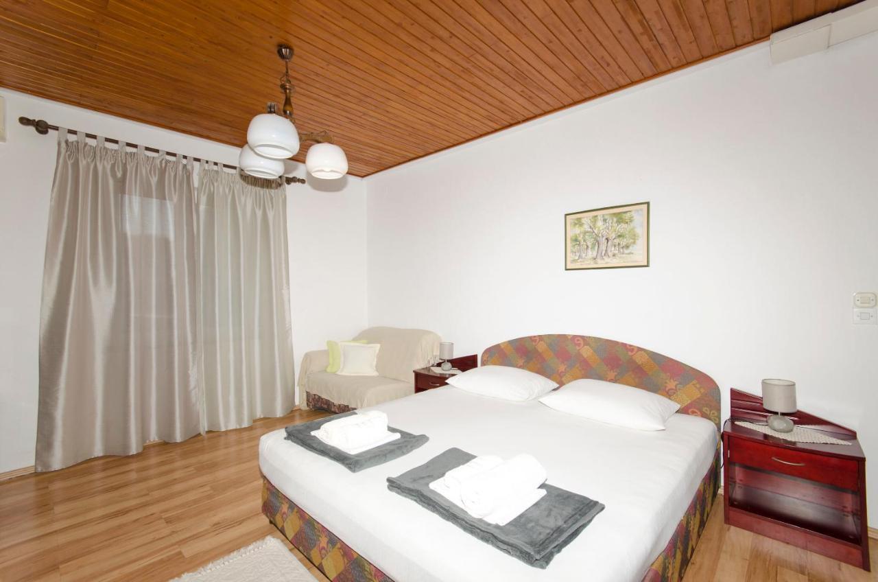 Apartments Banic Postira Esterno foto